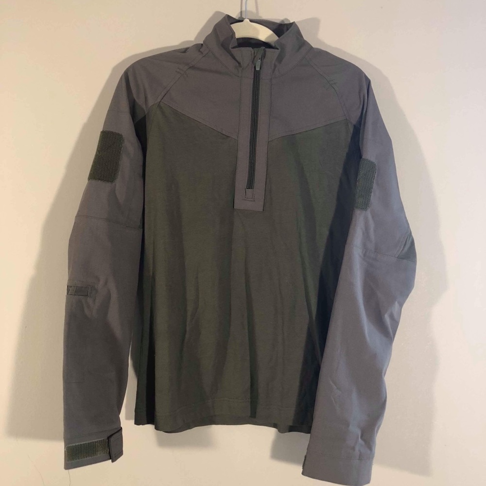 Under Armour Sweater Size Medium.